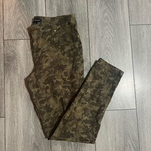 Women’s camo looking pants size 10